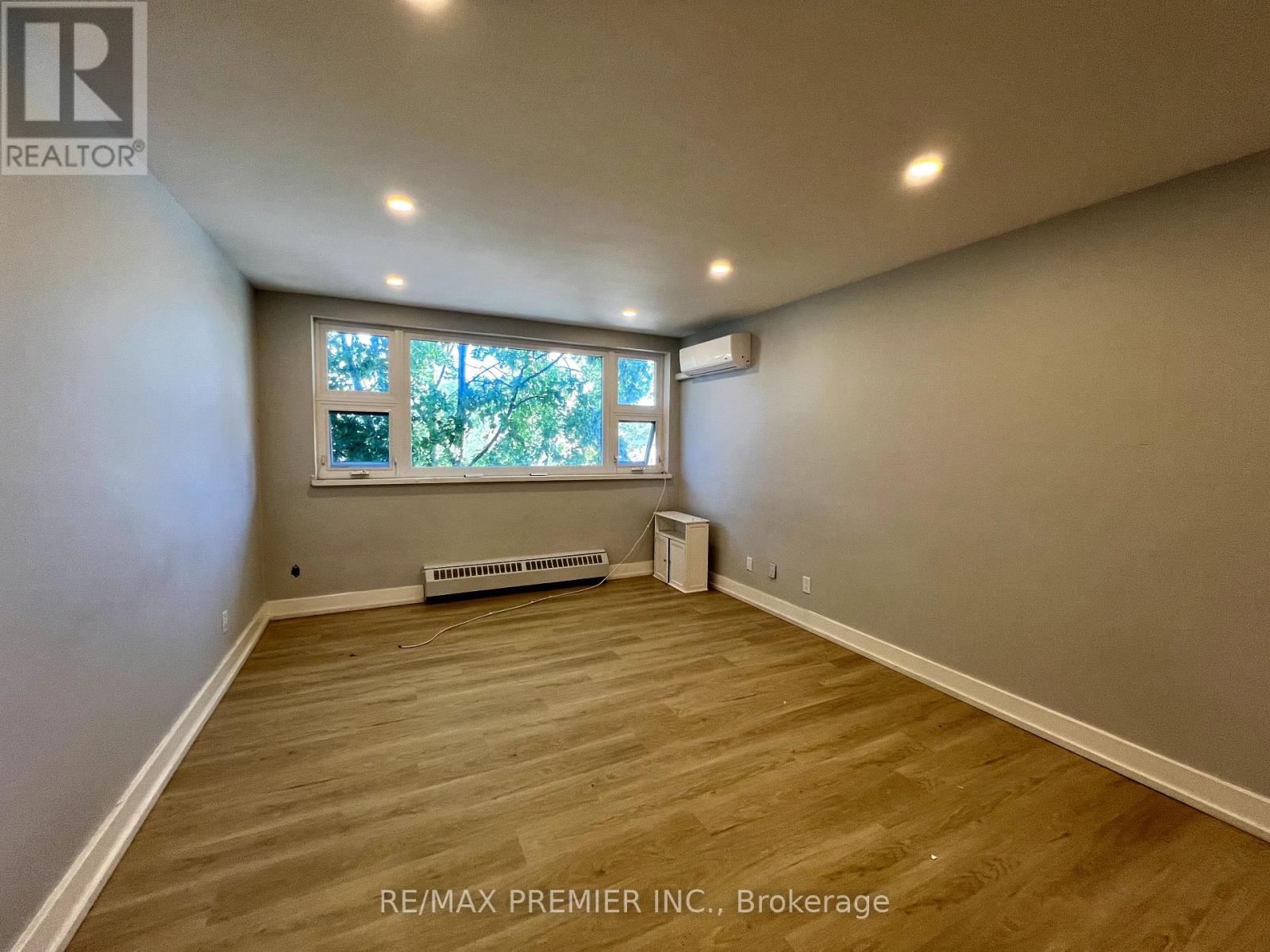 302 - 3046 Jaguar Valley Drive, Mississauga, Ontario  L5A 2J3 - Photo 3 - W12278359