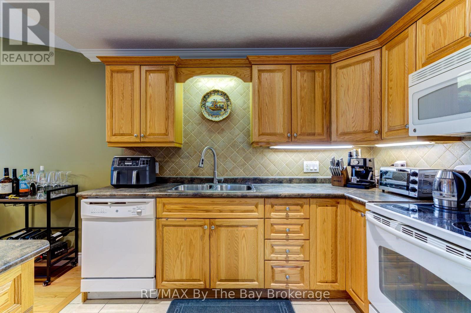 122 Meadow Lane, Wasaga Beach, Ontario  L9Z 0A4 - Photo 11 - S12278538