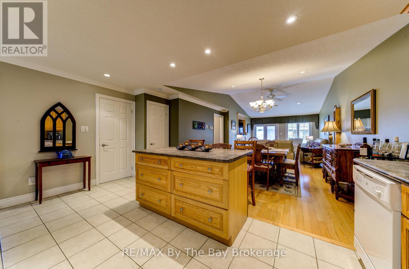 122 Meadow Lane, Wasaga Beach, Ontario  L9Z 0A4 - Photo 15 - S12278538