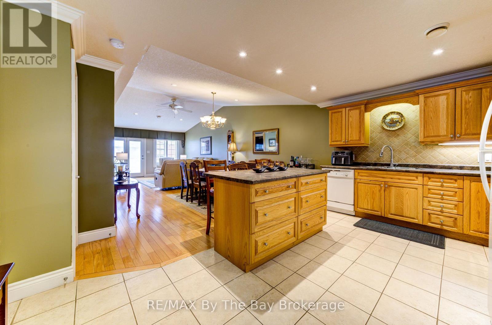 122 Meadow Lane, Wasaga Beach, Ontario  L9Z 0A4 - Photo 6 - S12278538