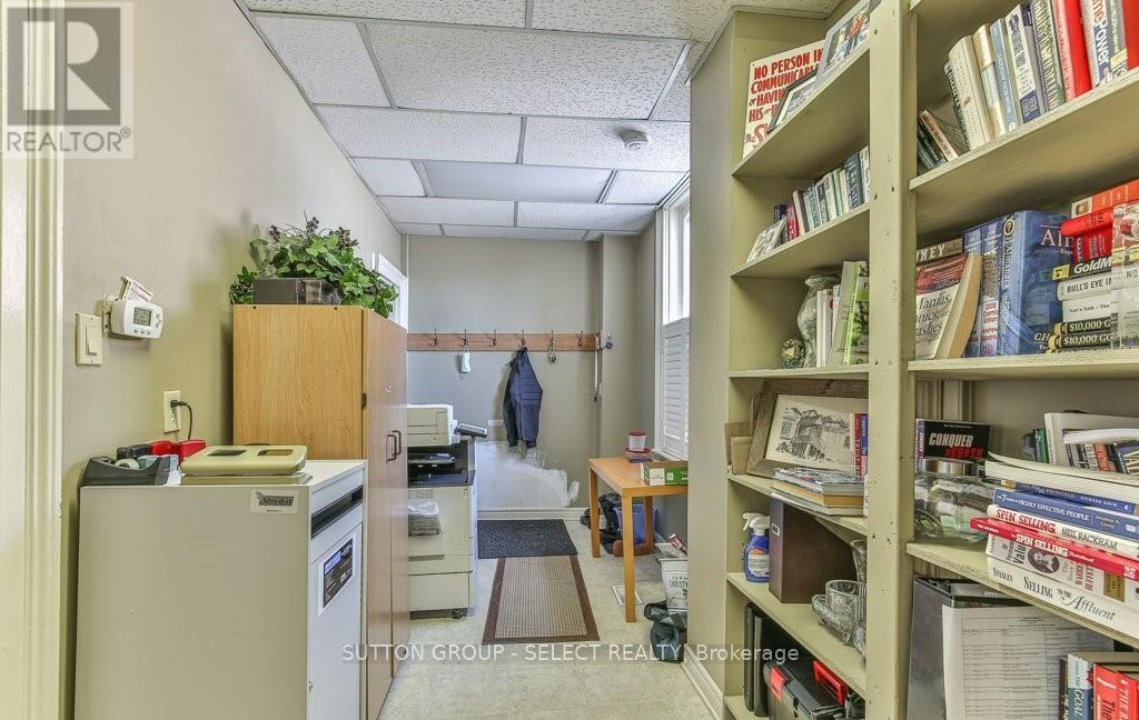 444 York Street, London East (East K), Ontario  N6B 2V9 - Photo 12 - X12278402