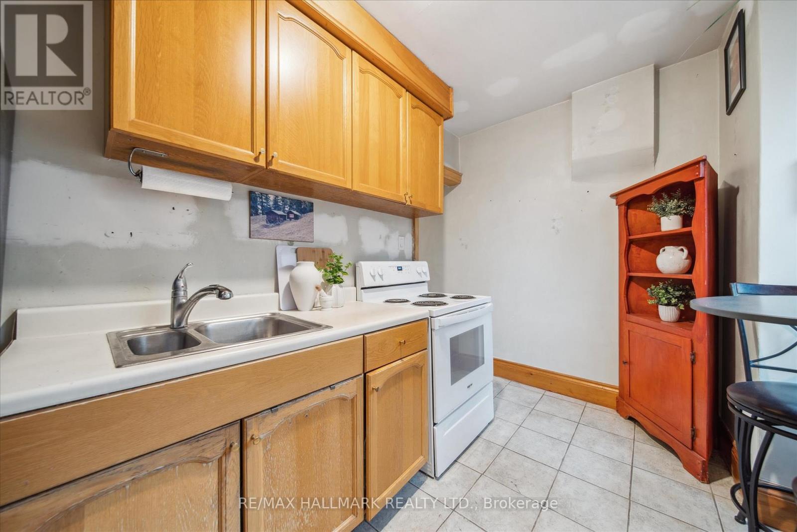510 Northcliffe Boulevard, Toronto, Ontario  M6E 3L5 - Photo 12 - C12278364