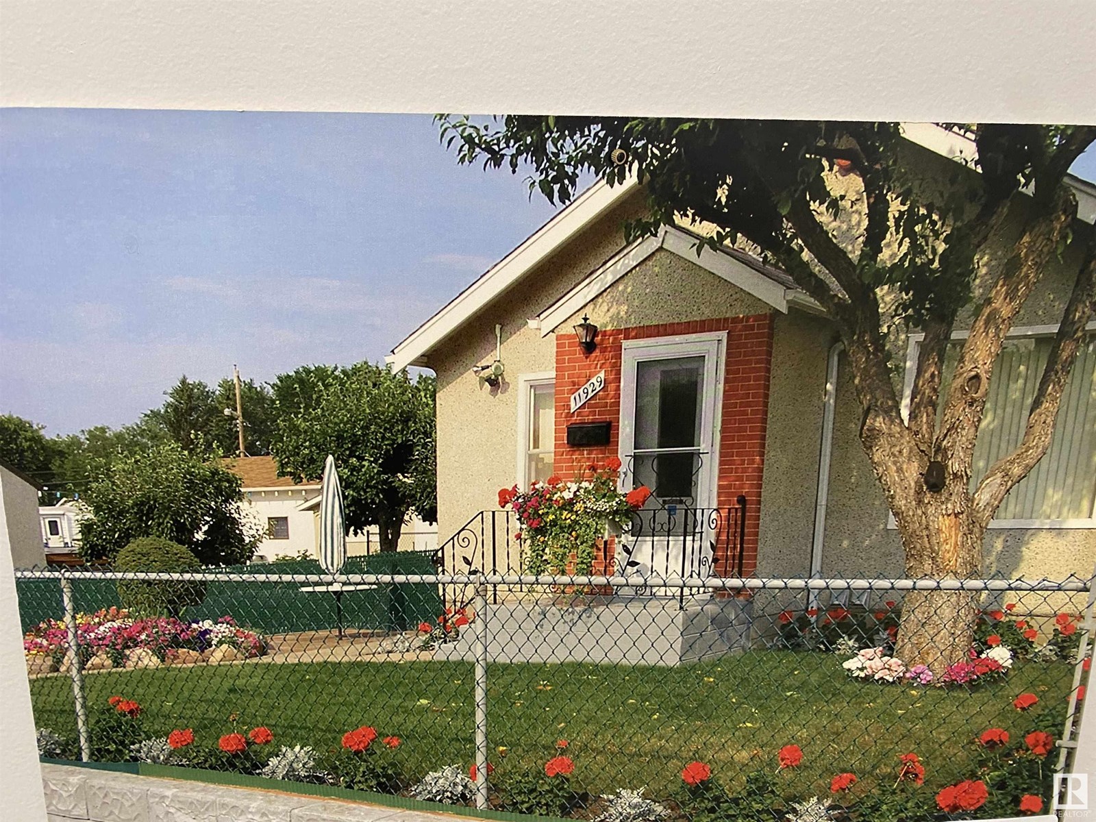 Property at 11929 54 ST NW image 2
