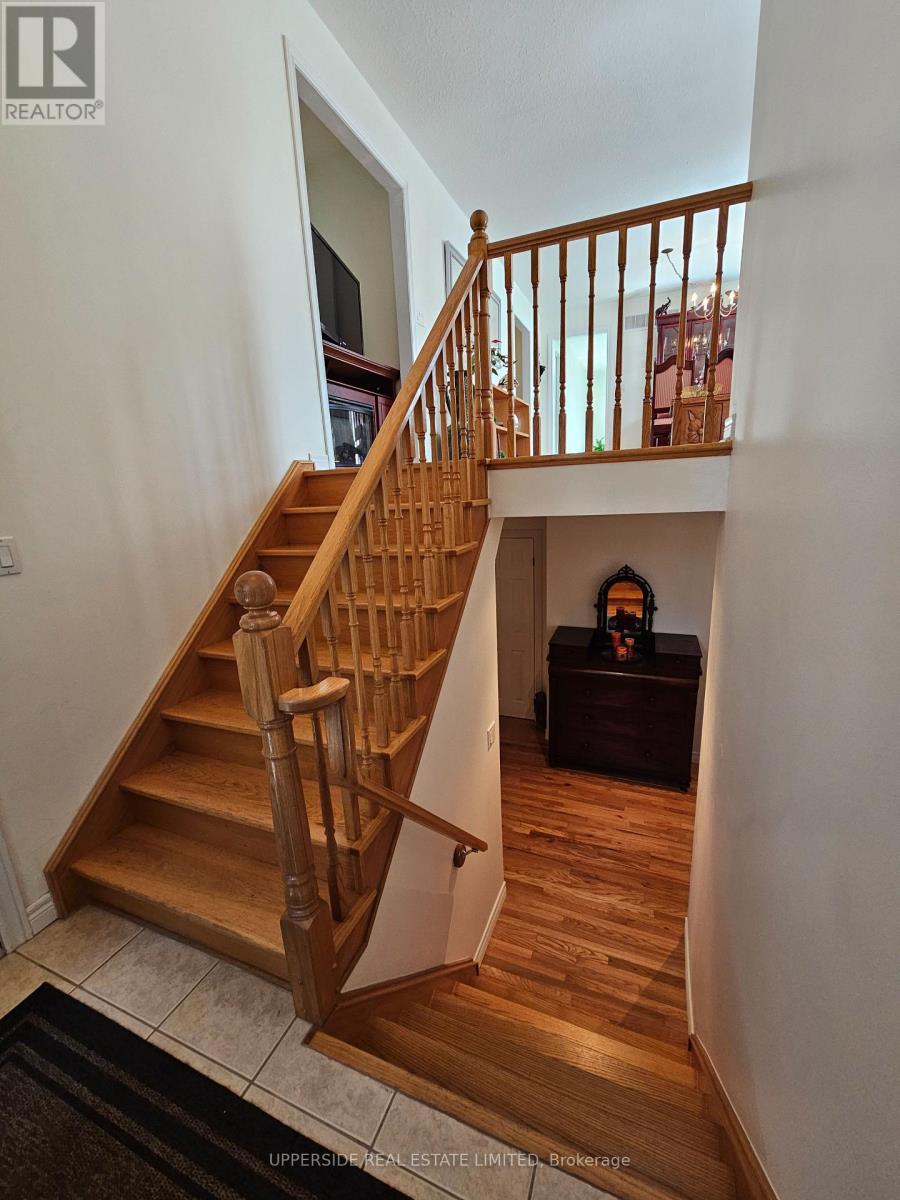 4 Kingsley Road S, Halton Hills, Ontario  L7J 2Z5 - Photo 3 - W12278502
