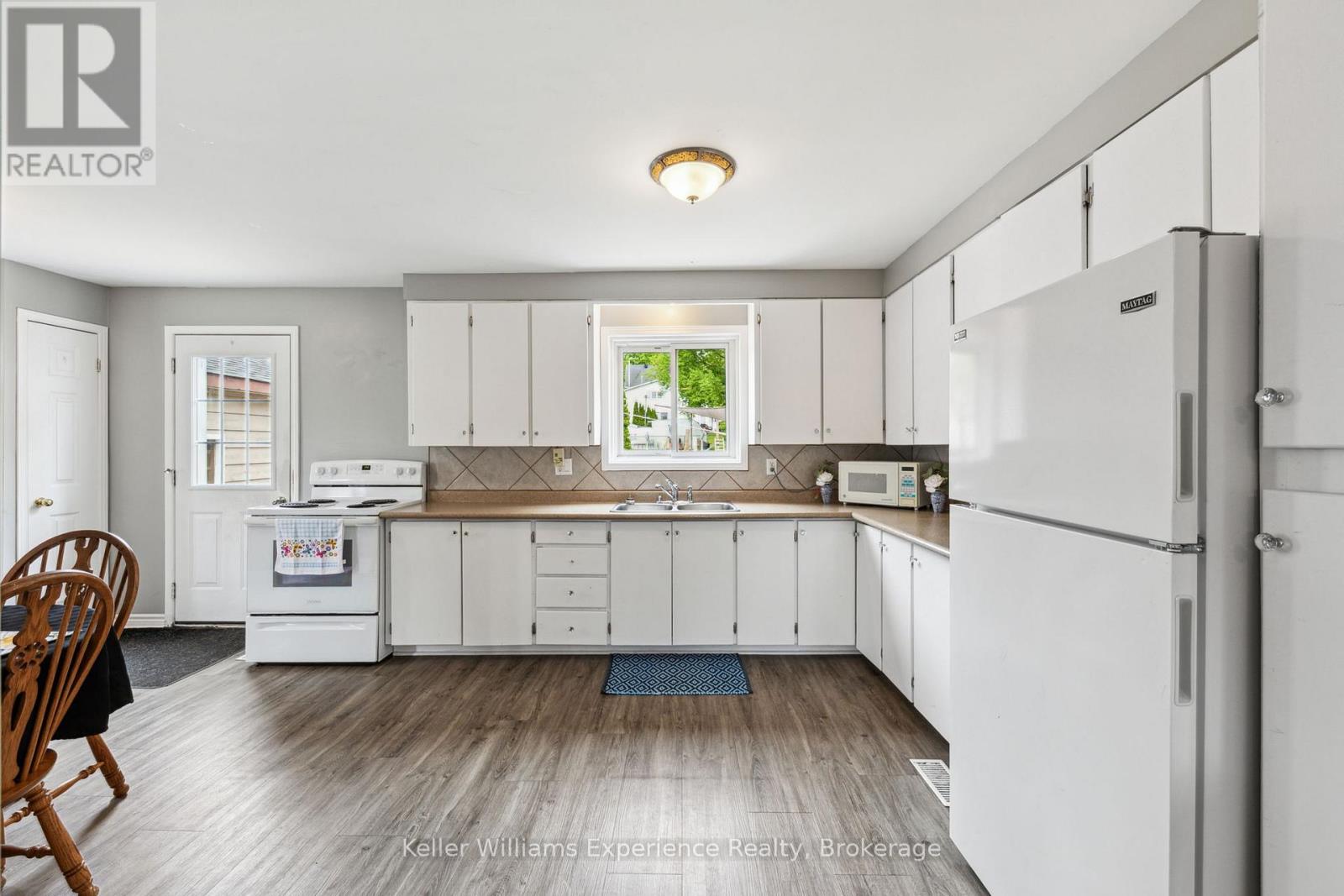 95 Fox Street, Penetanguishene, Ontario  L9M 1C8 - Photo 5 - S12278627