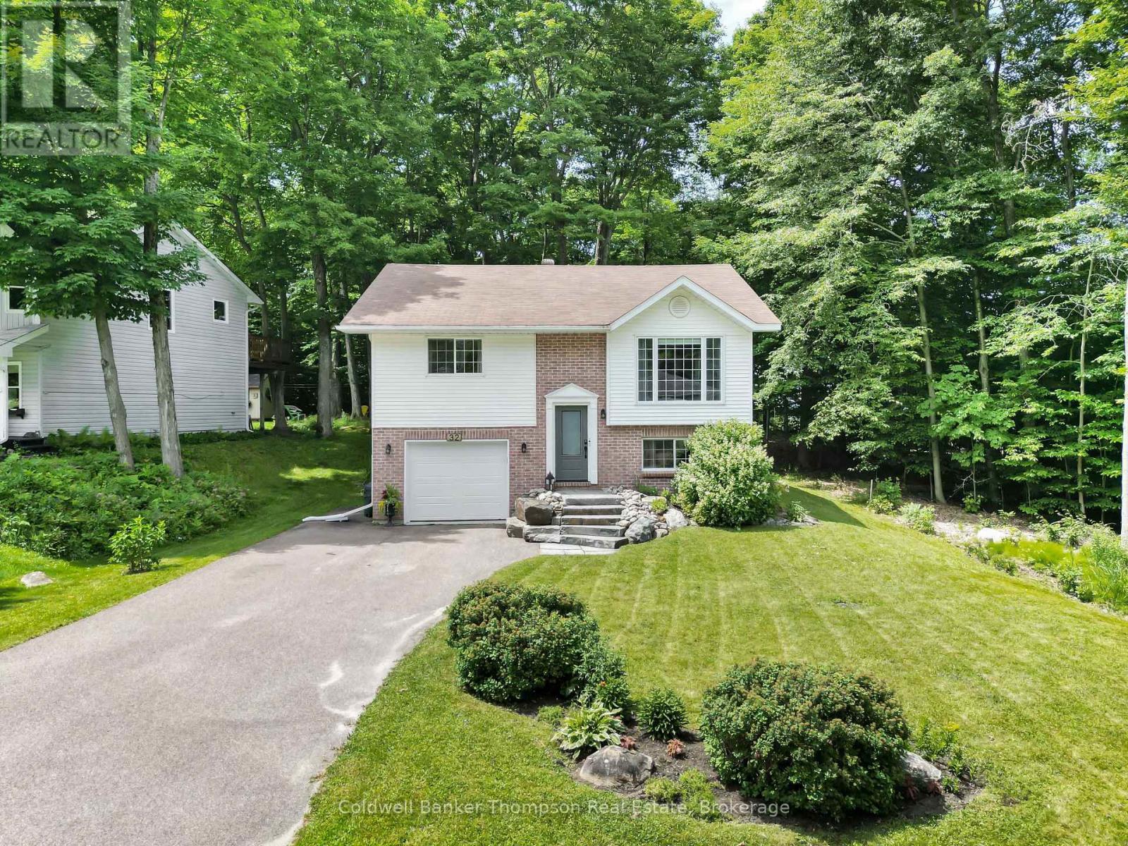 32 Southdale Drive, Huntsville, Ontario  P1H 1P7 - Photo 1 - X12278602