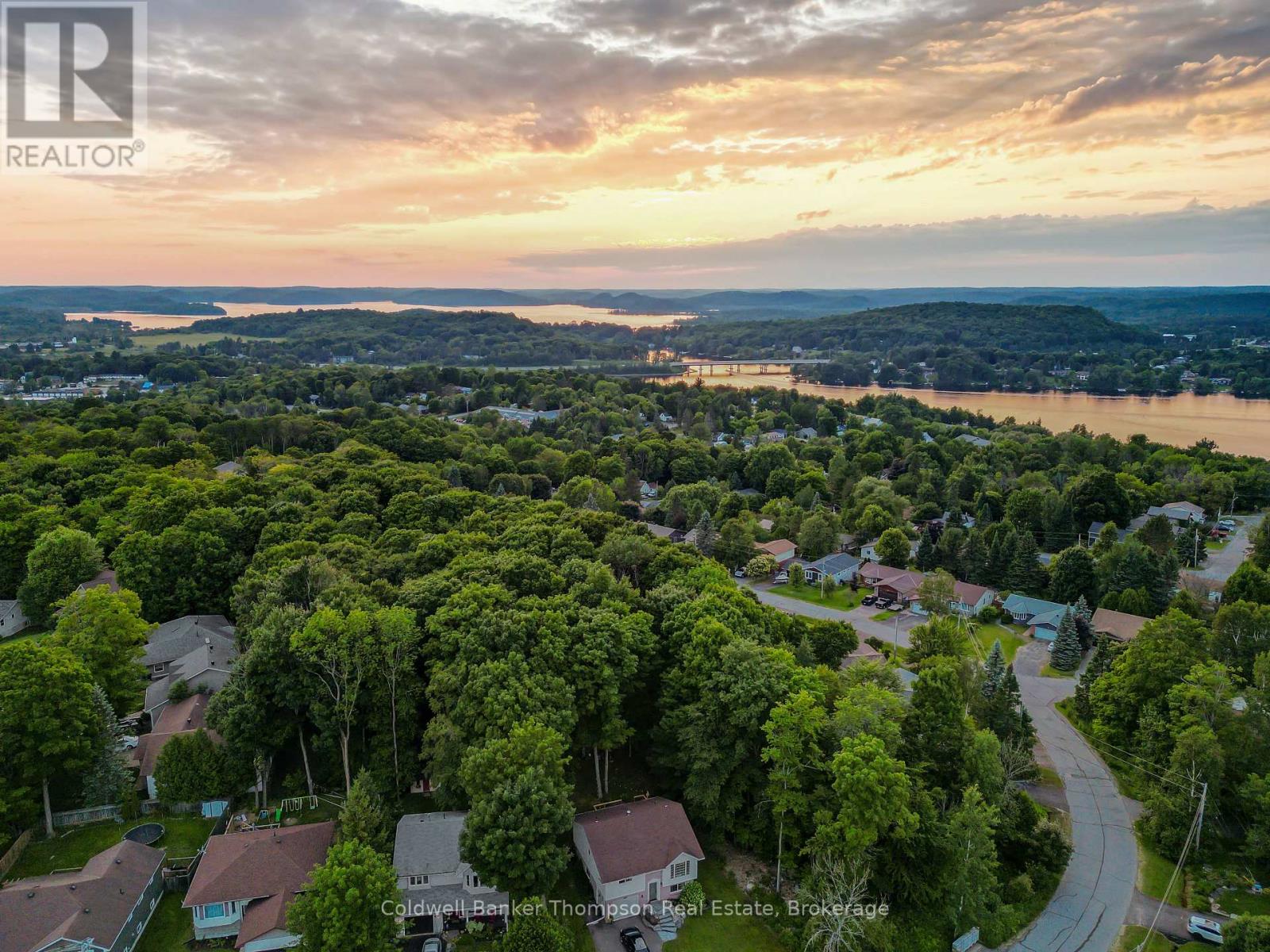 32 Southdale Drive, Huntsville, Ontario  P1H 1P7 - Photo 2 - X12278602