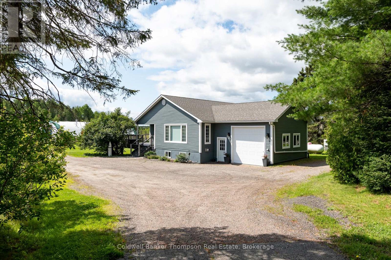 <div class="slider-price">$849,900</div><p>3737 124 Highway, Magnetawan, Ontario</p>
