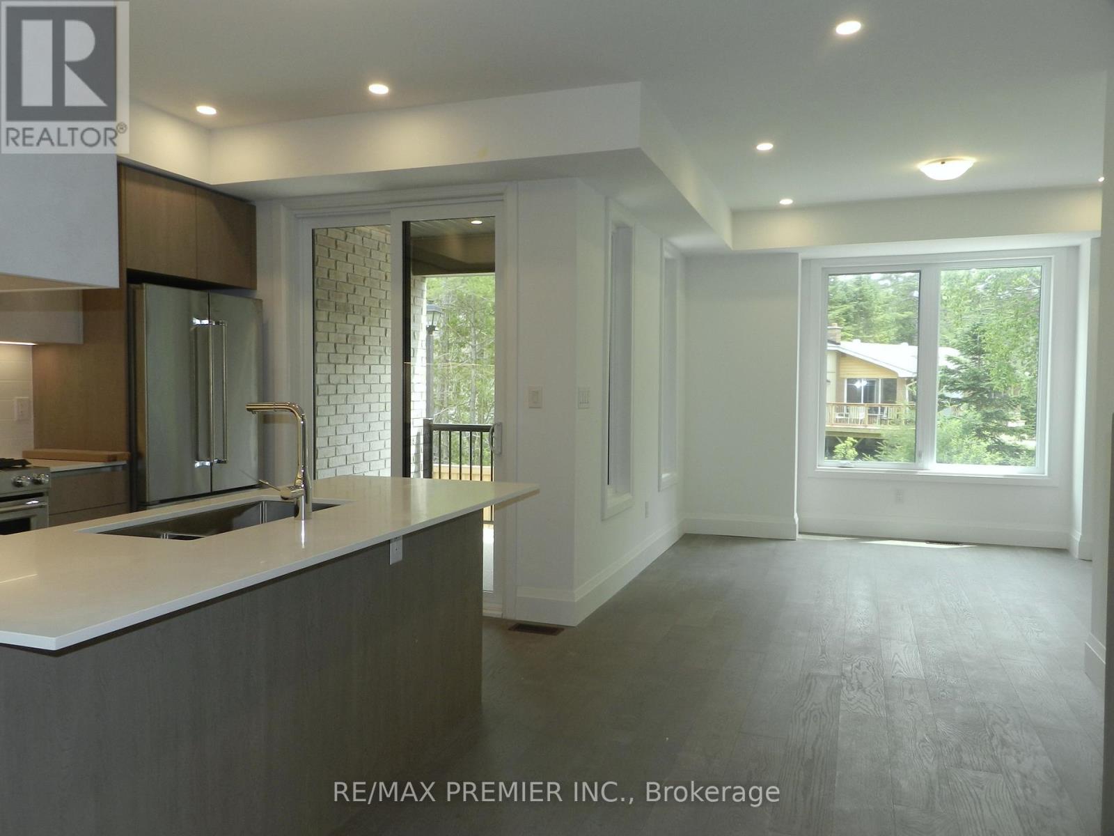 20 Julia Circle, Wasaga Beach, Ontario  L9Z 2M4 - Photo 4 - S12187606