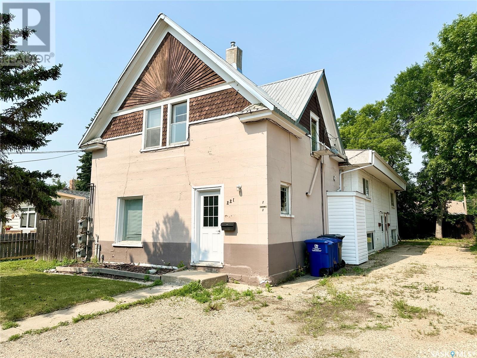 221 5th STREET NE, weyburn, Saskatchewan