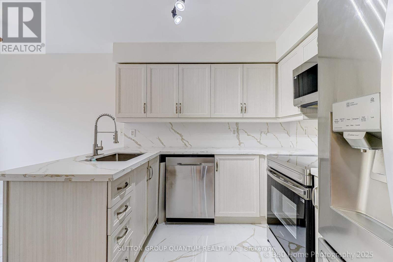 3246 Fanleaf Drive, Mississauga, Ontario  L5N 7C9 - Photo 7 - W12278858