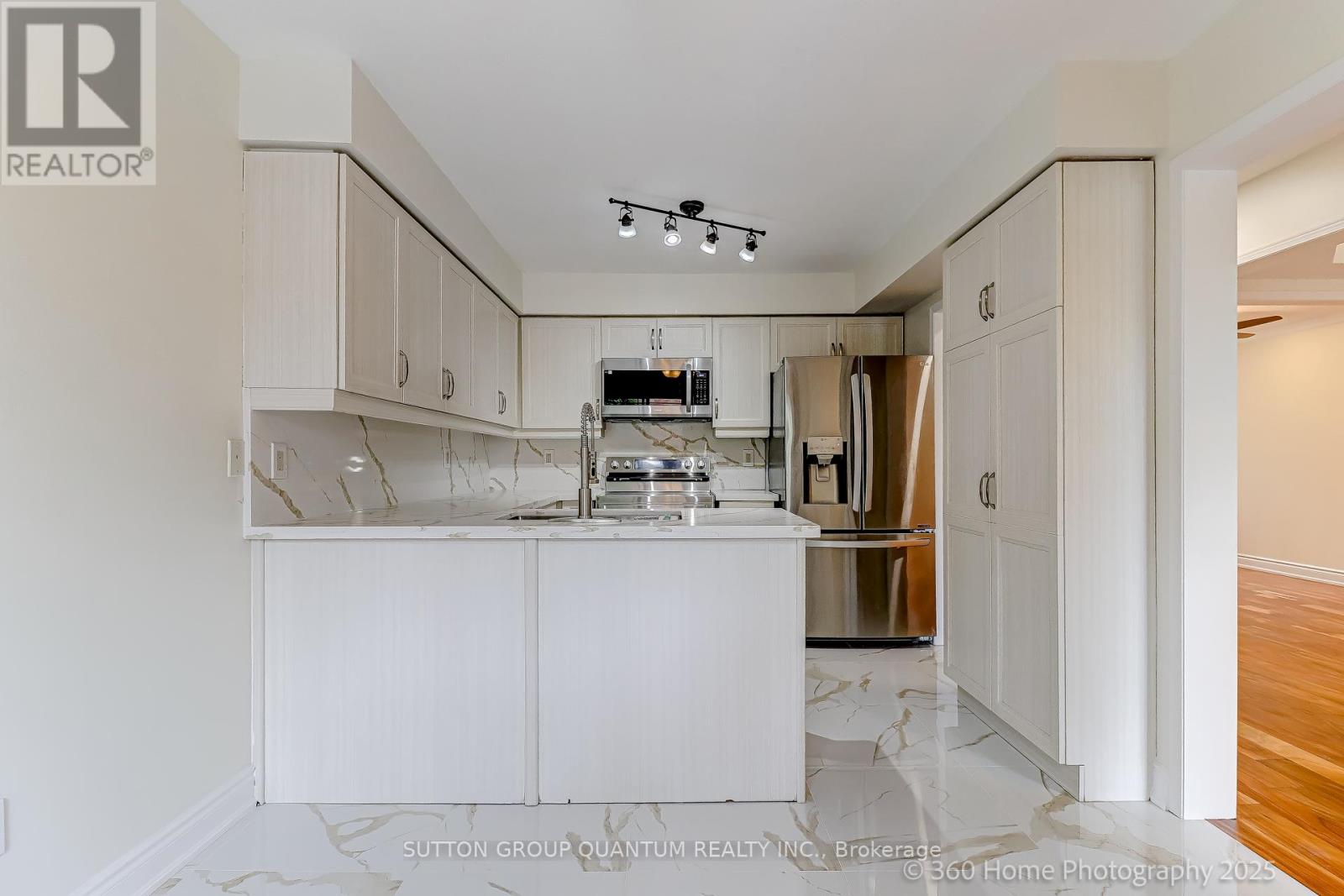 3246 Fanleaf Drive, Mississauga, Ontario  L5N 7C9 - Photo 8 - W12278858
