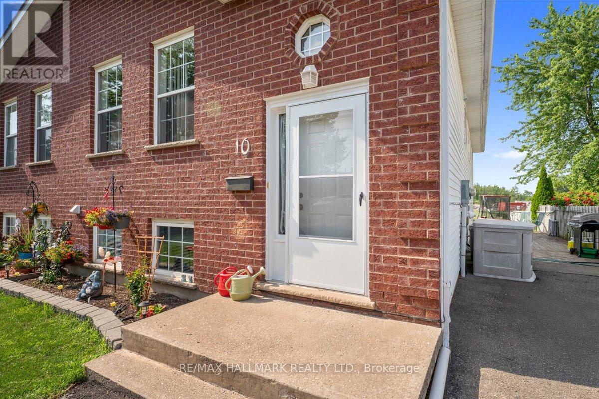 10 Woodland Drive, Welland, Ontario  L3C 7C9 - Photo 3 - X12278807