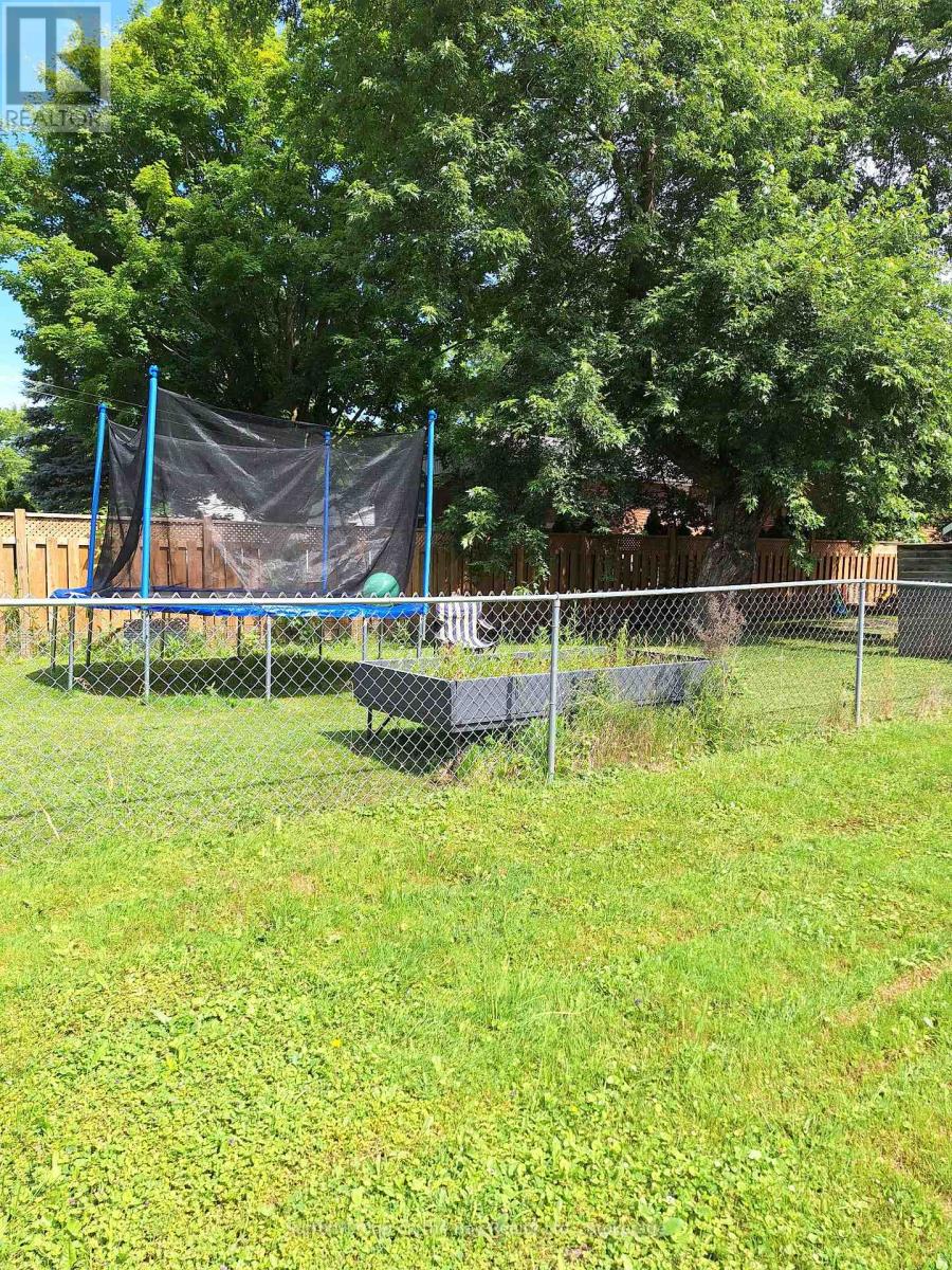 215 Cedar Street, Clearview, Ontario  L0M 1S0 - Photo 33 - S12279083