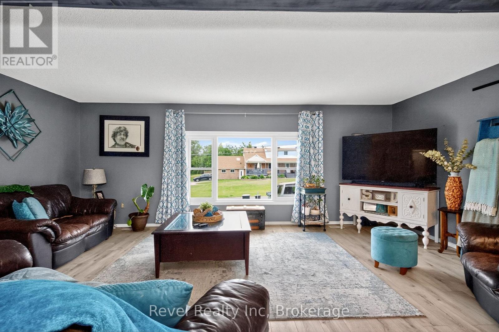 Property at 10 JAMIESON CRESCENT image 4