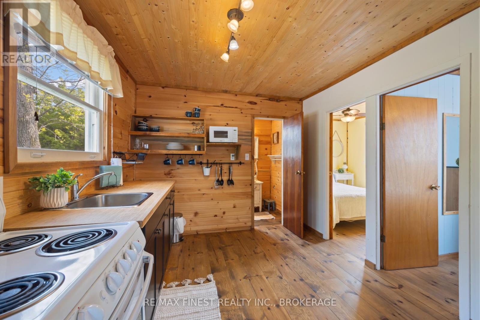 135 Thousand Islands Parkway, Front Of Leeds & Seeleys Bay, Ontario  K7G 2V4 - Photo 19 - X12279323