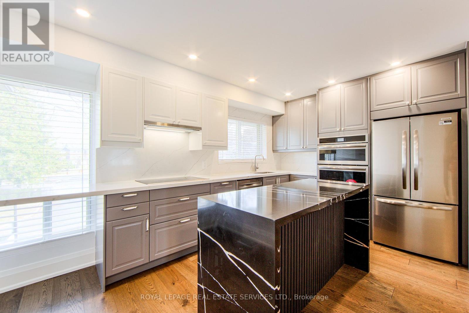 27 Poplar Crescent, Aurora, Ontario  L4G 3M4 - Photo 2 - N12279154