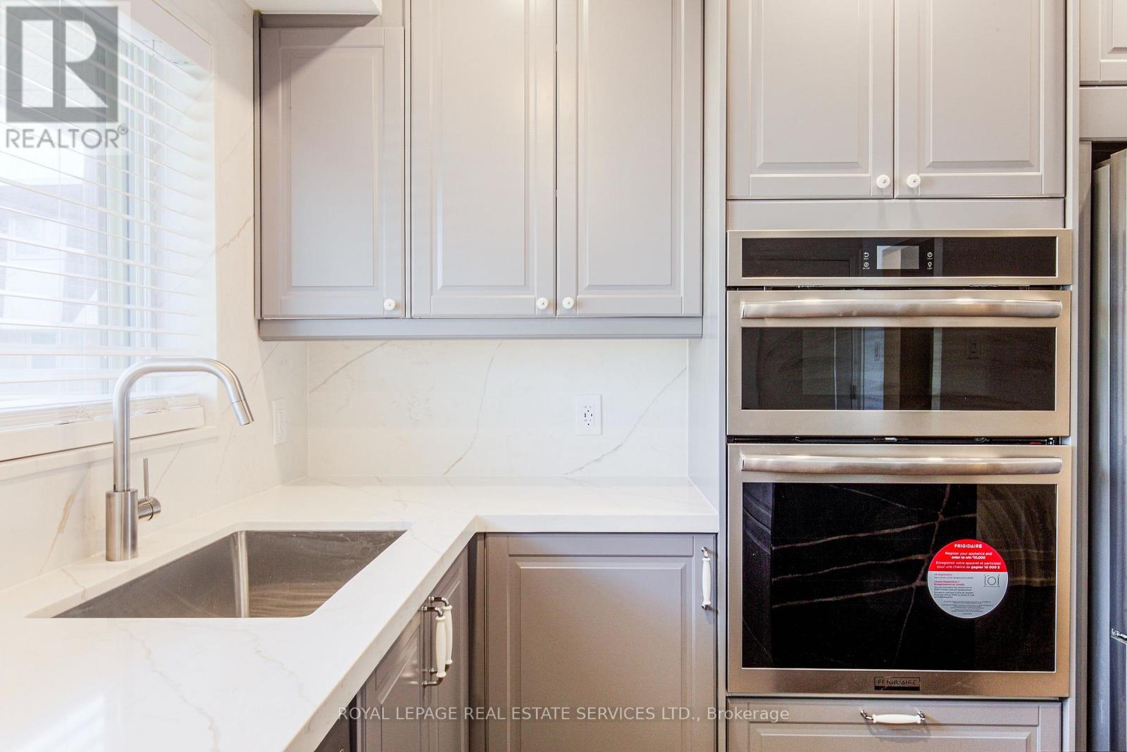 27 Poplar Crescent, Aurora, Ontario  L4G 3M4 - Photo 3 - N12279154