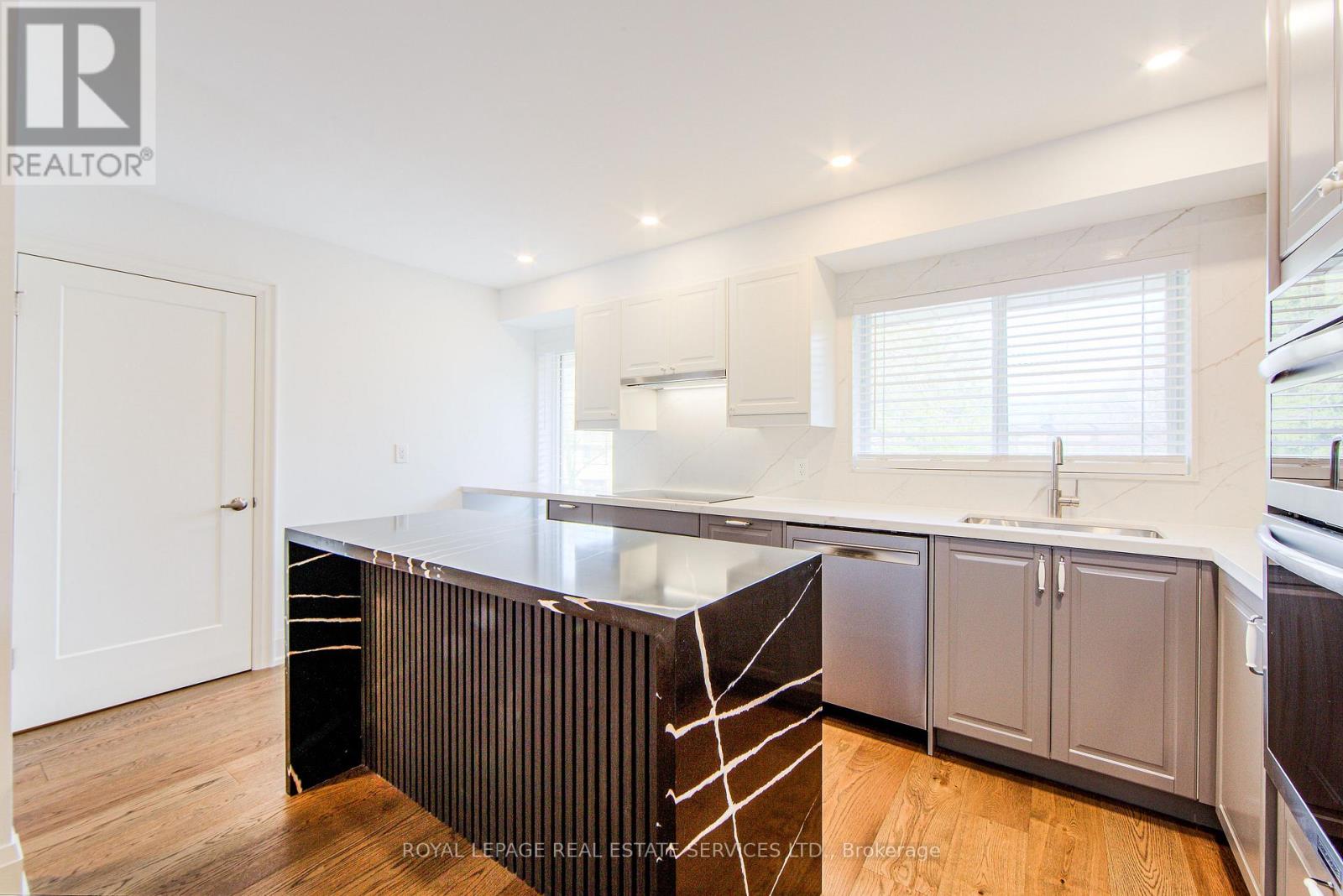 27 Poplar Crescent, Aurora, Ontario  L4G 3M4 - Photo 5 - N12279154