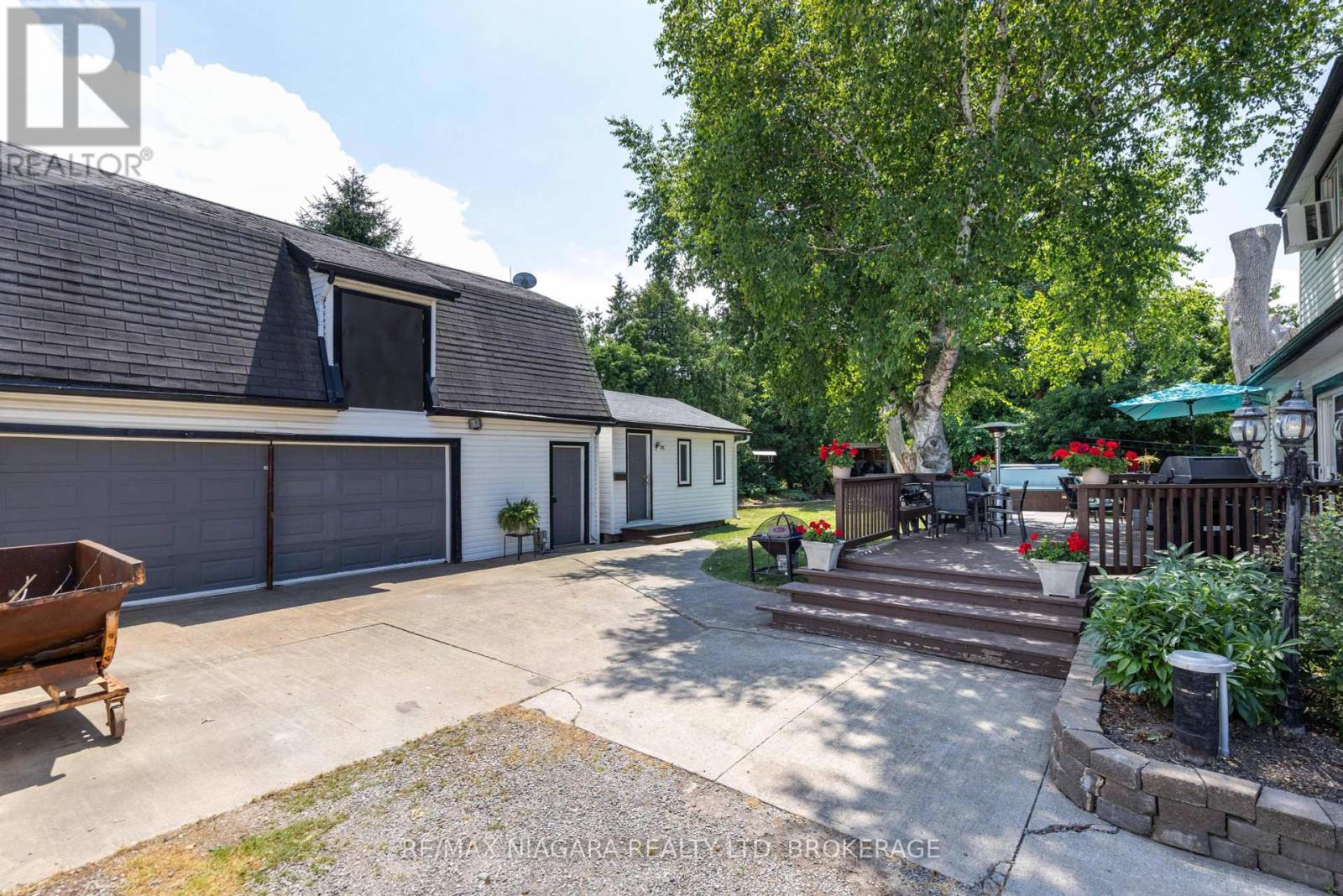Property at 649 LAKESHORE ROAD image 3