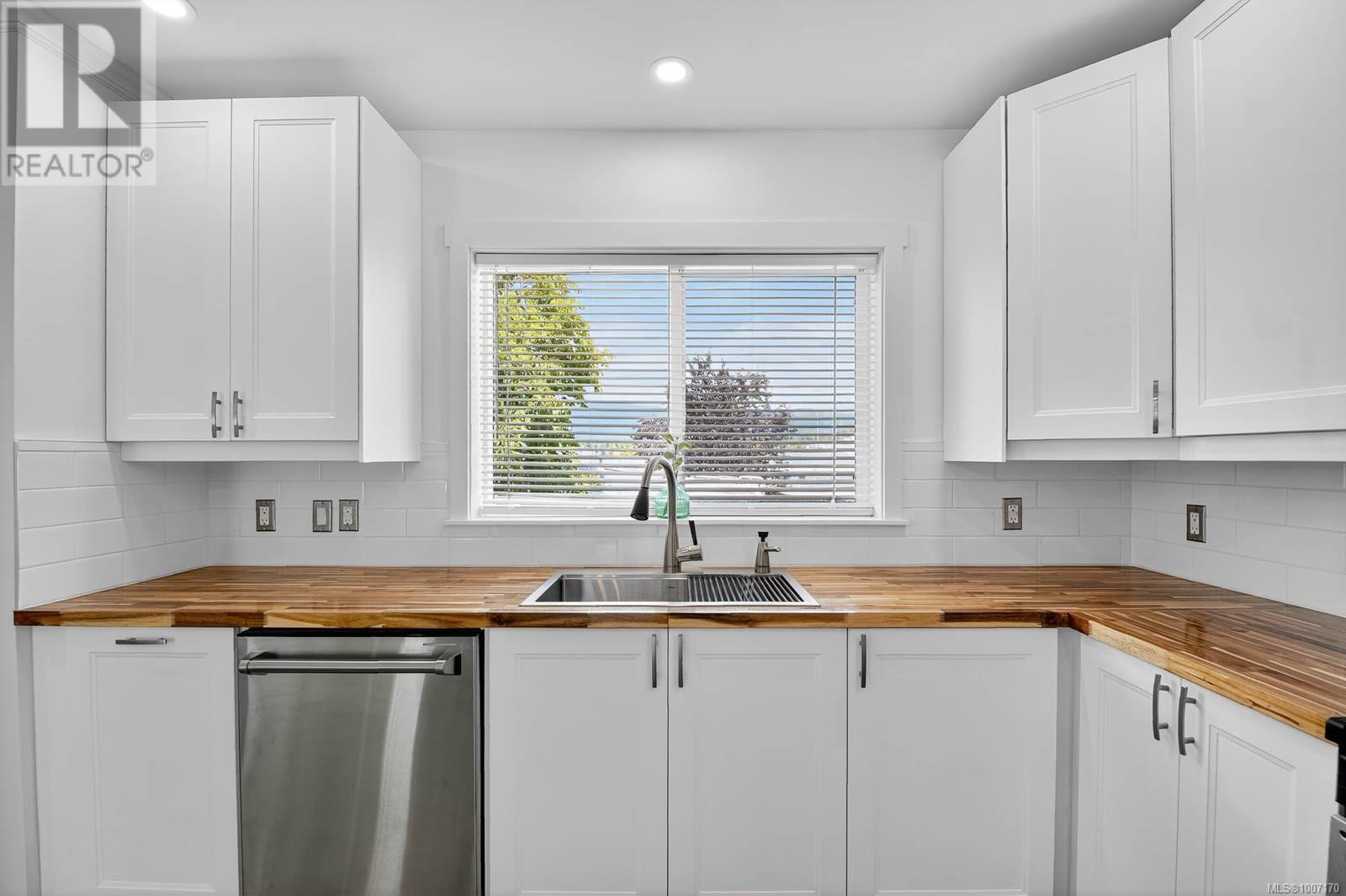 Property at 4557 Morton St image 3
