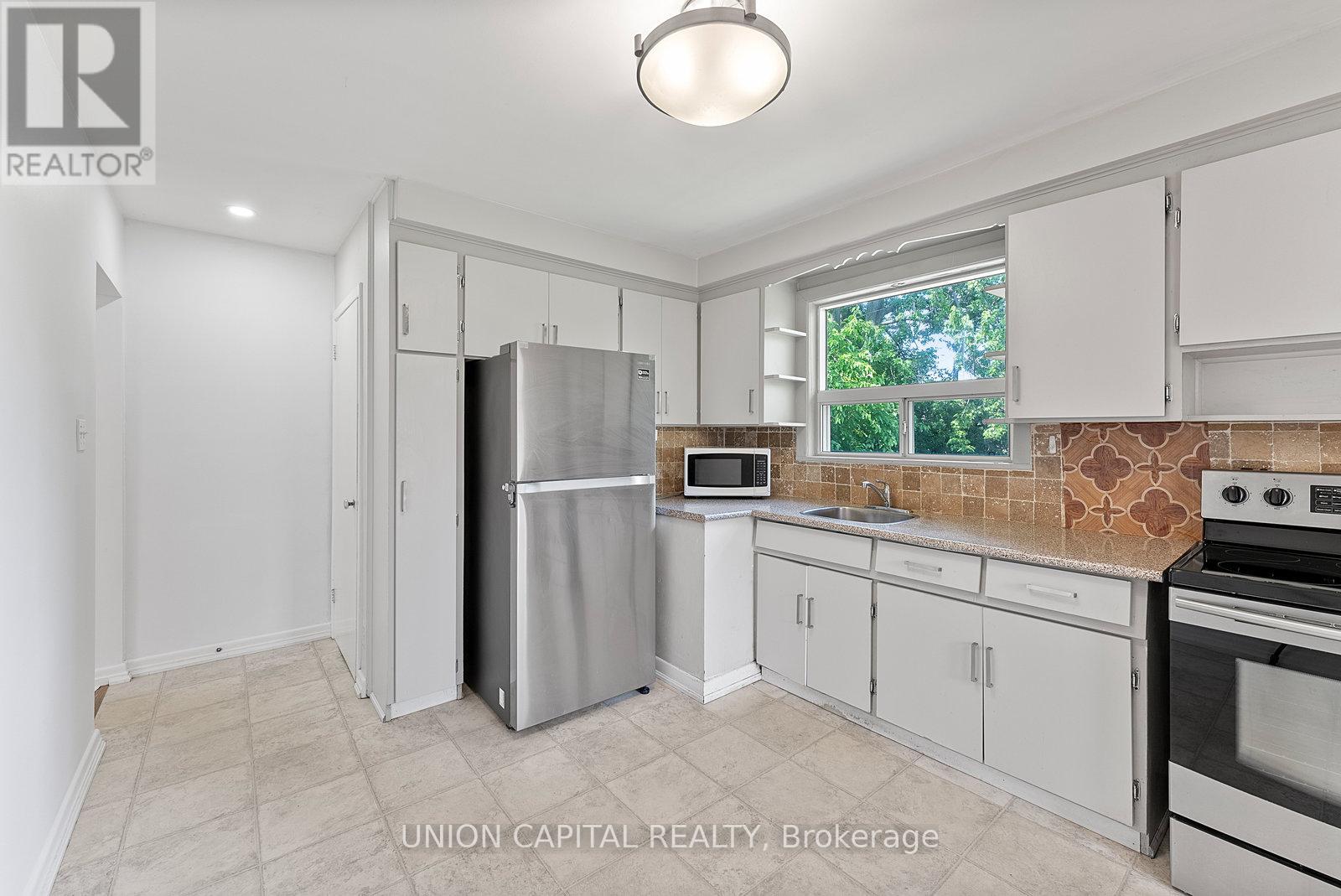 379 Tamarack Circle, Oakville, Ontario  L6K 2N1 - Photo 15 - W12279260
