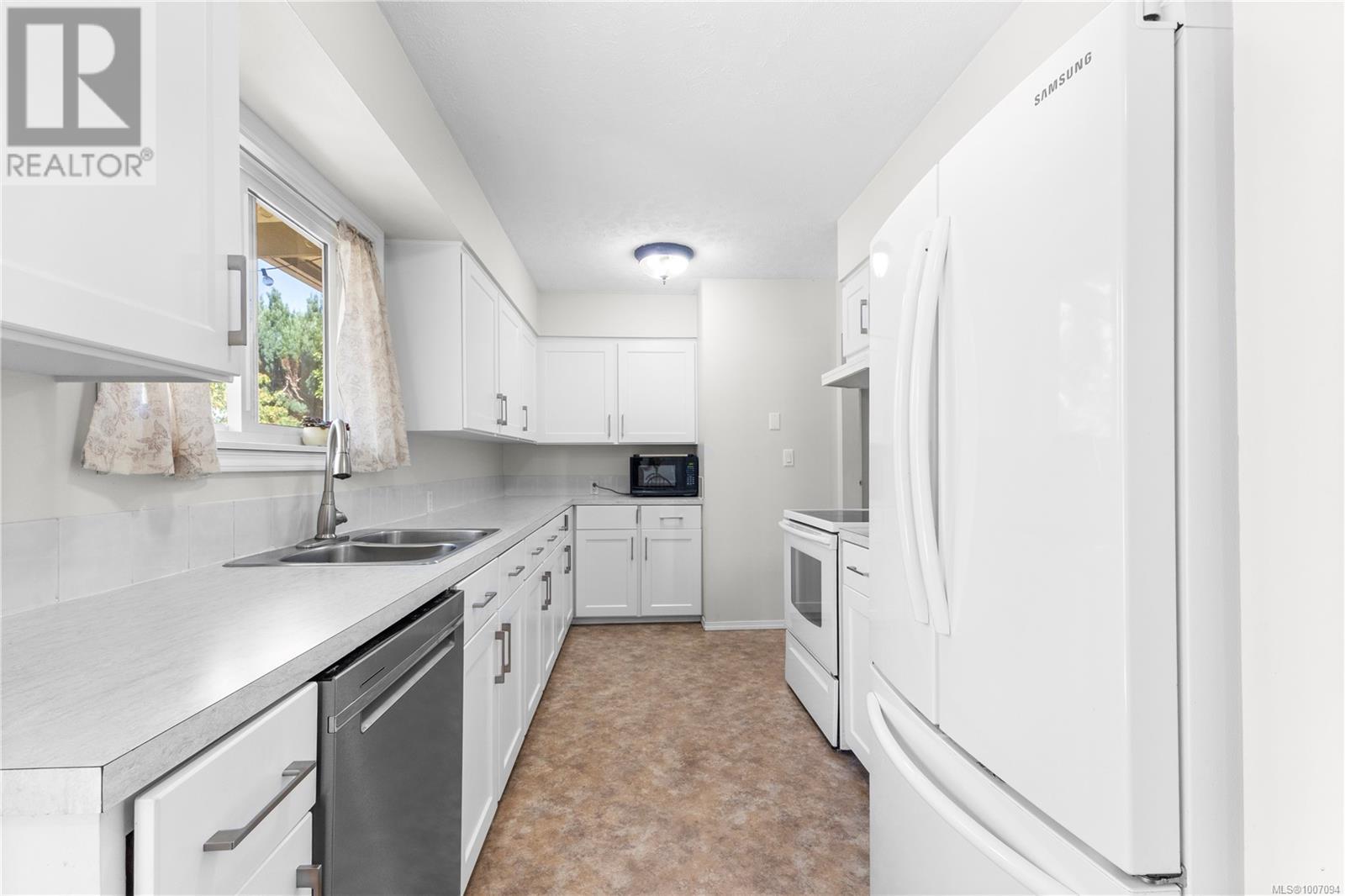 Property at 718 Ralph Hutton Dr image 4