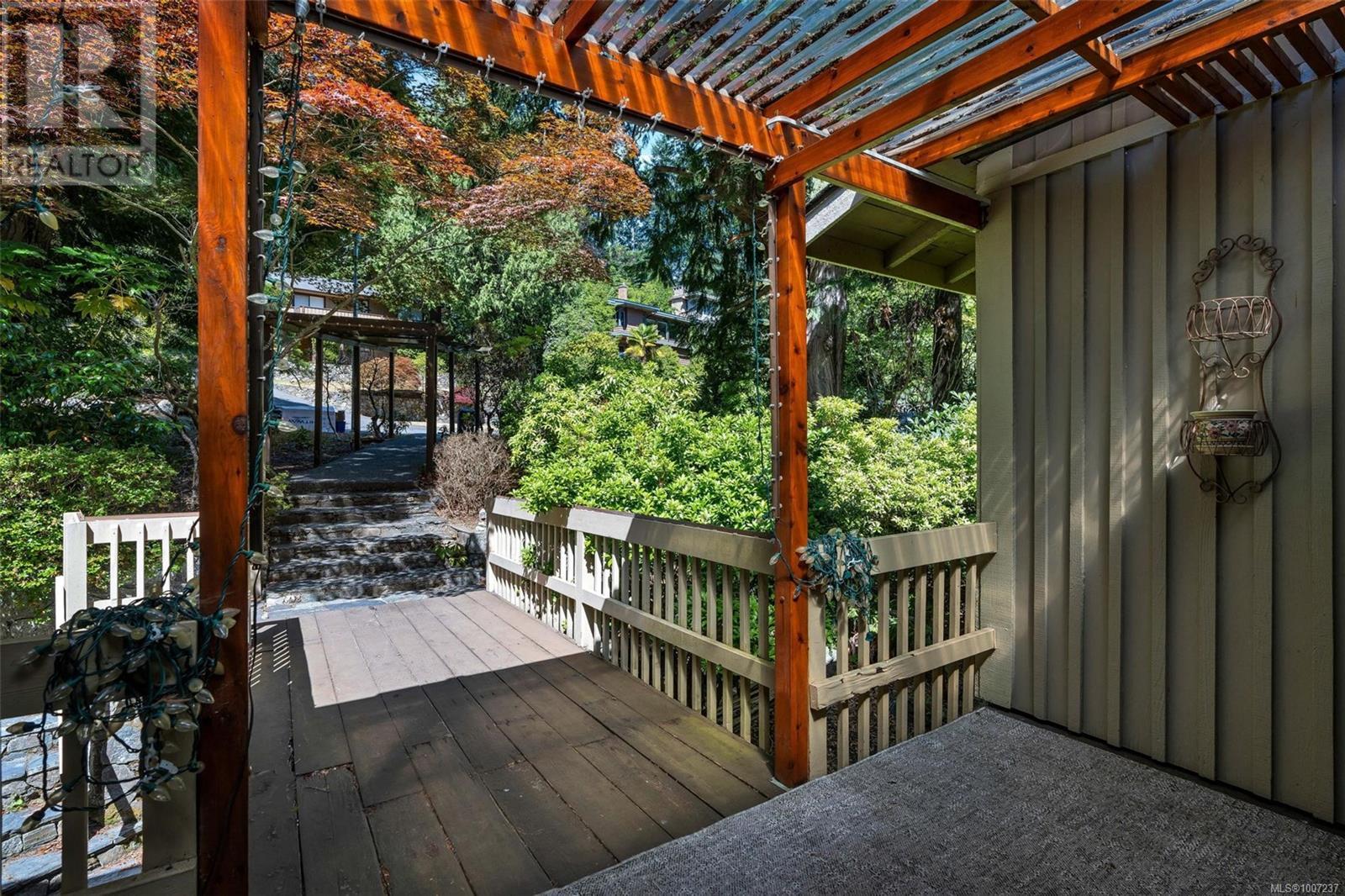 Property at 4687 Lochwood Cres image 3