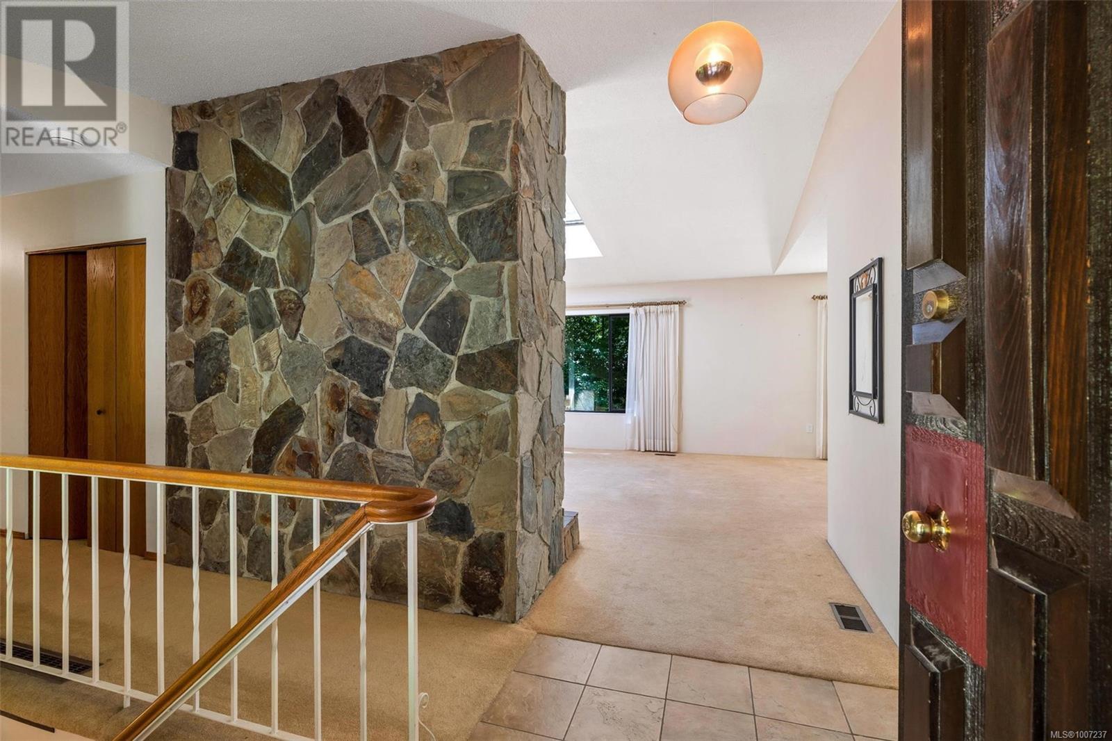 Property at 4687 Lochwood Cres image 4