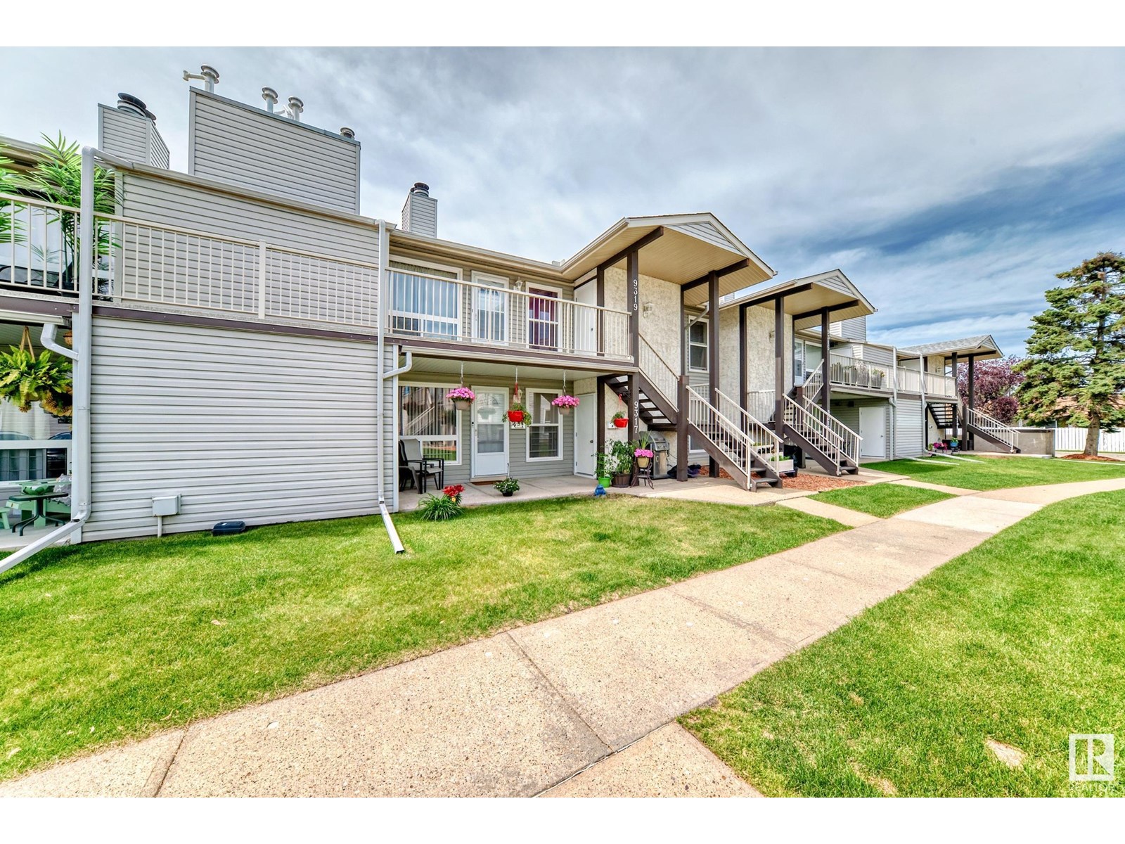 Property at 9319 172 ST NW image 2
