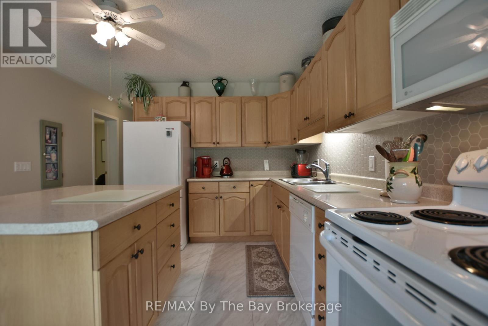 27 Pennsylvania Avenue, Wasaga Beach, Ontario  L9Z 3A8 - Photo 10 - S12274404