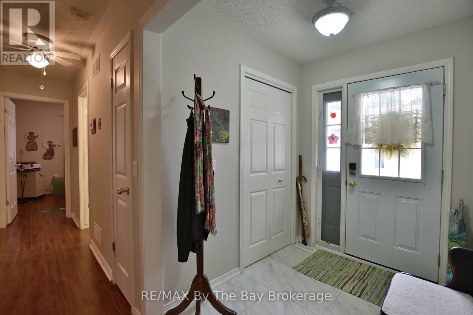 27 Pennsylvania Avenue, Wasaga Beach, Ontario  L9Z 3A8 - Photo 3 - S12274404