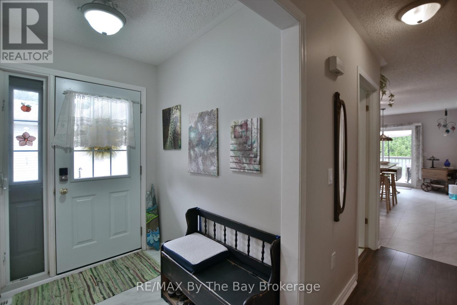 27 Pennsylvania Avenue, Wasaga Beach, Ontario  L9Z 3A8 - Photo 4 - S12274404