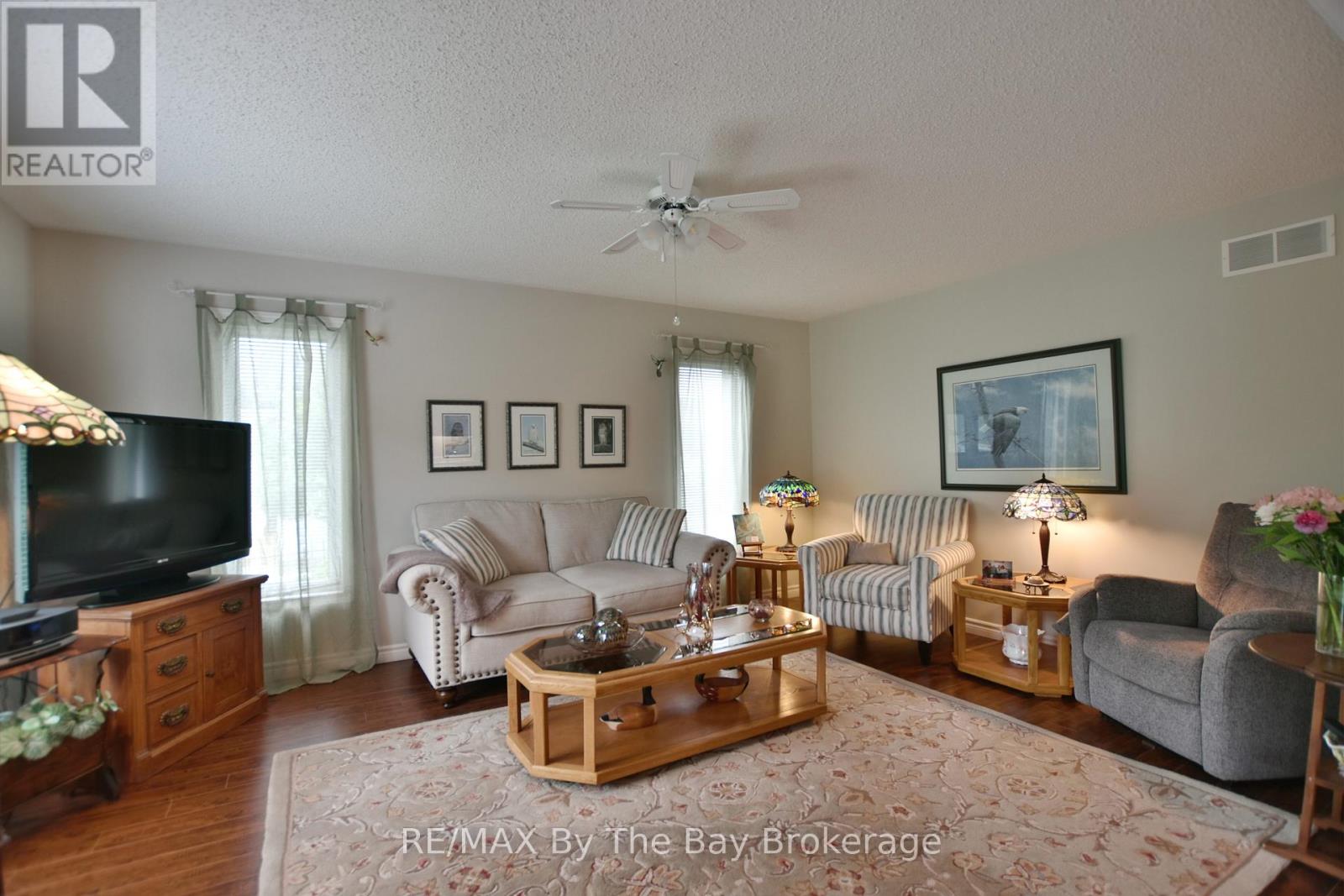 27 Pennsylvania Avenue, Wasaga Beach, Ontario  L9Z 3A8 - Photo 5 - S12274404