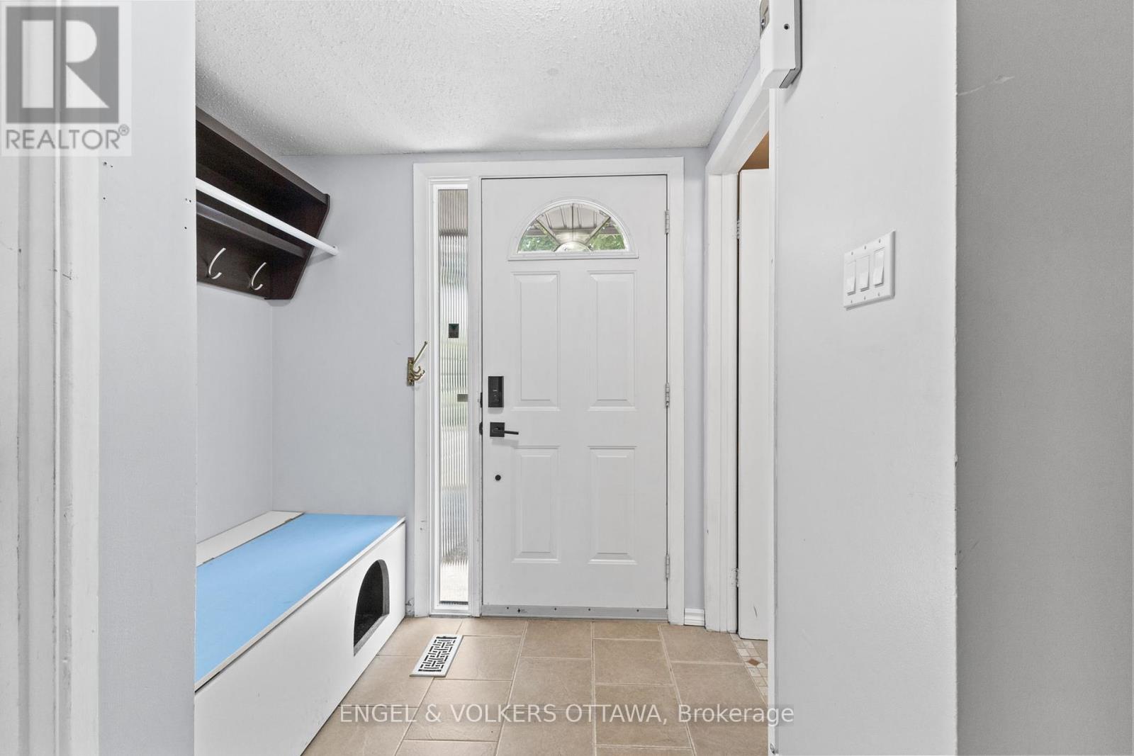 Property at 3 - 3205 UPLANDS DRIVE image 3