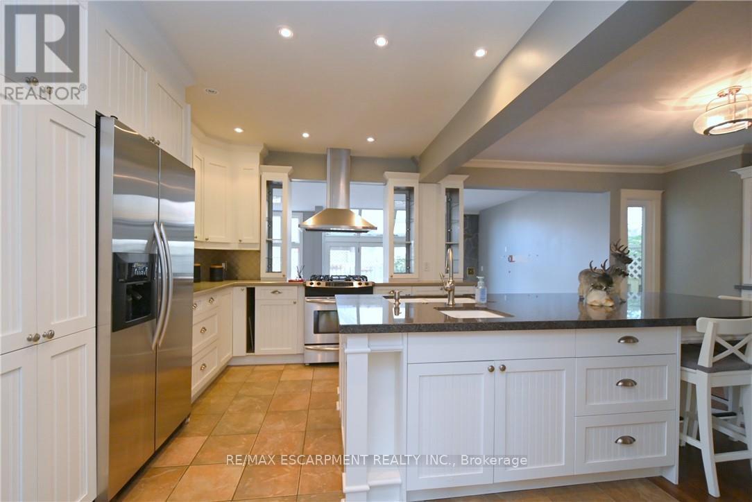 209 Allan Street, Oakville (Oo Old Oakville), Ontario  L6J 3P2 - Photo 13 - W12279544