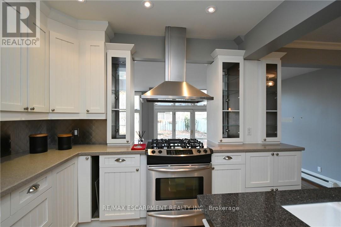 209 Allan Street, Oakville (Oo Old Oakville), Ontario  L6J 3P2 - Photo 14 - W12279544