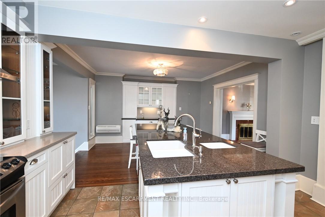 209 Allan Street, Oakville (Oo Old Oakville), Ontario  L6J 3P2 - Photo 15 - W12279544