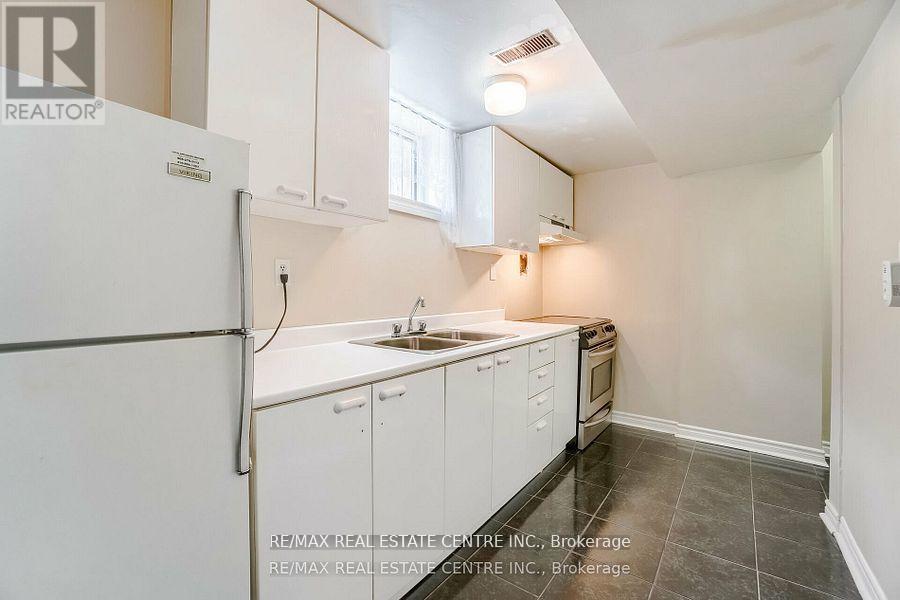 Lower - 3385 Ellengale Drive, Mississauga, Ontario  L5C 1Z5 - Photo 10 - W12279588