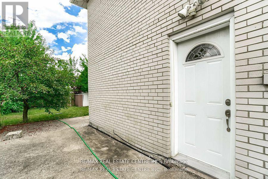 Lower - 3385 Ellengale Drive, Mississauga, Ontario  L5C 1Z5 - Photo 3 - W12279588
