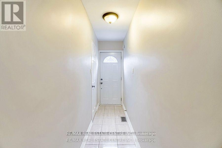 Lower - 3385 Ellengale Drive, Mississauga, Ontario  L5C 1Z5 - Photo 4 - W12279588
