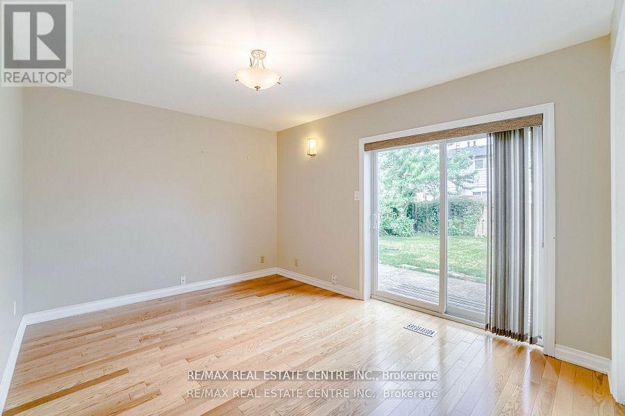 Lower - 3385 Ellengale Drive, Mississauga, Ontario  L5C 1Z5 - Photo 6 - W12279588