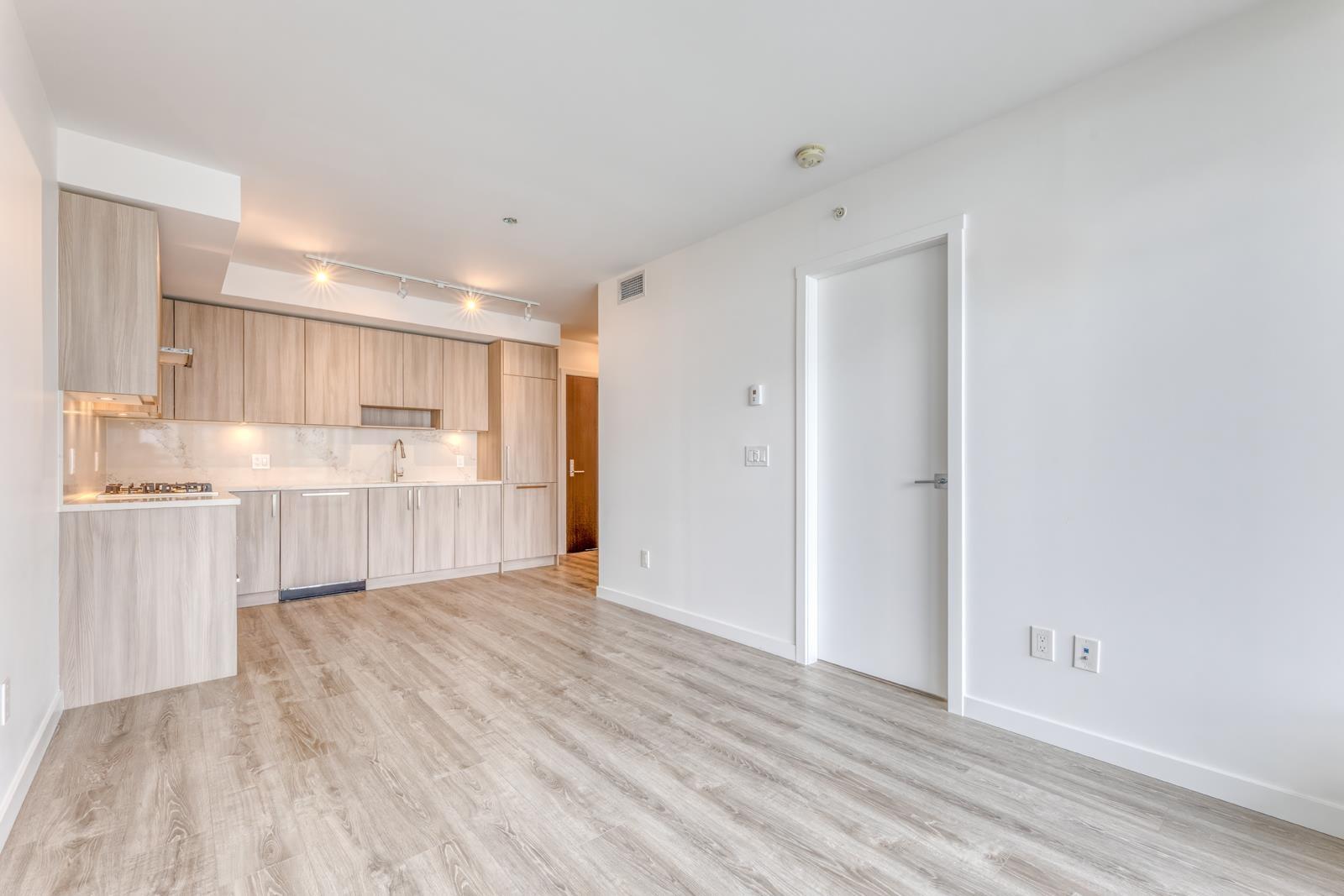 910 13350 CENTRAL AVENUE, Surrey, British Columbia