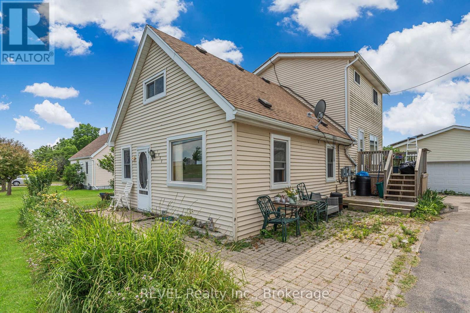 Property at 1032 ELM STREET image 3