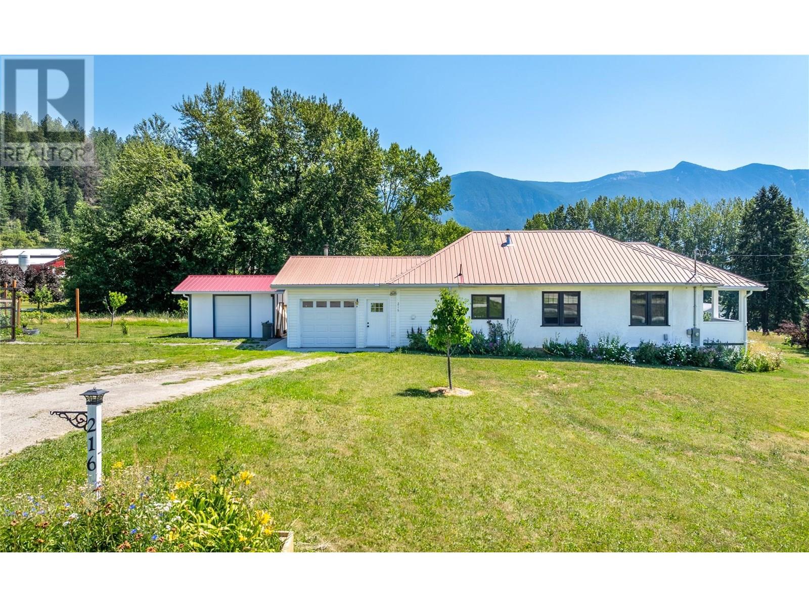 216 27TH Avenue, creston, British Columbia