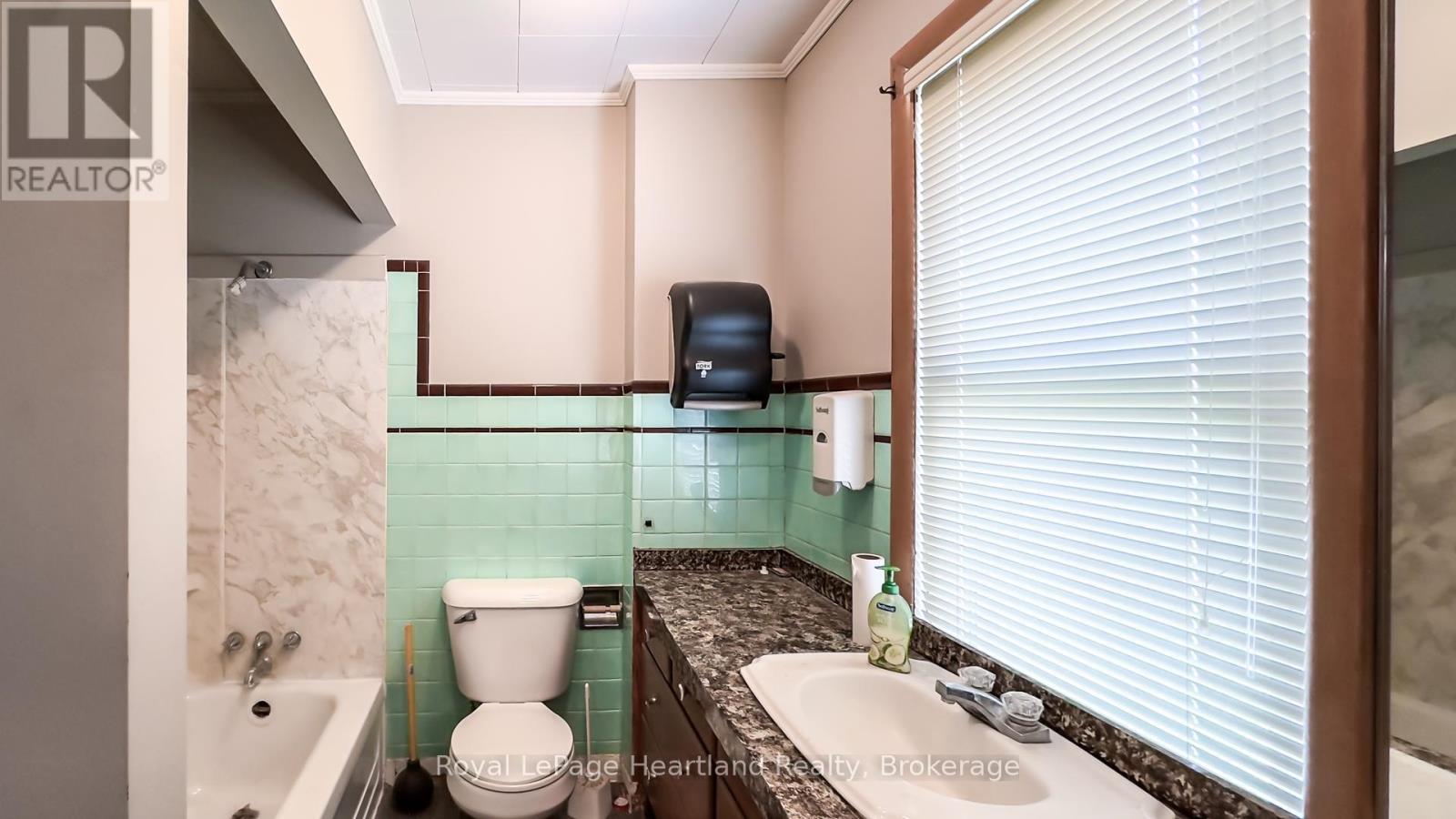 405 Queen St, North Huron, Ontario  N0M 1H0 - Photo 15 - X12279858