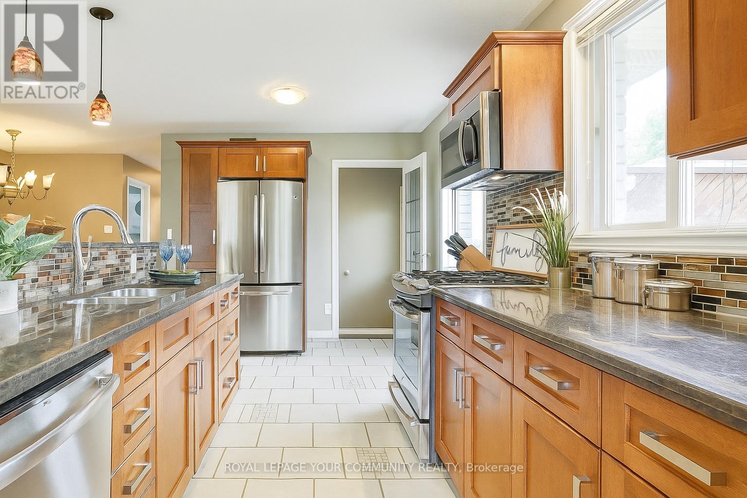 69 Branlyn Crescent, Brantford, Ontario  N3P 2A1 - Photo 2 - X12279872