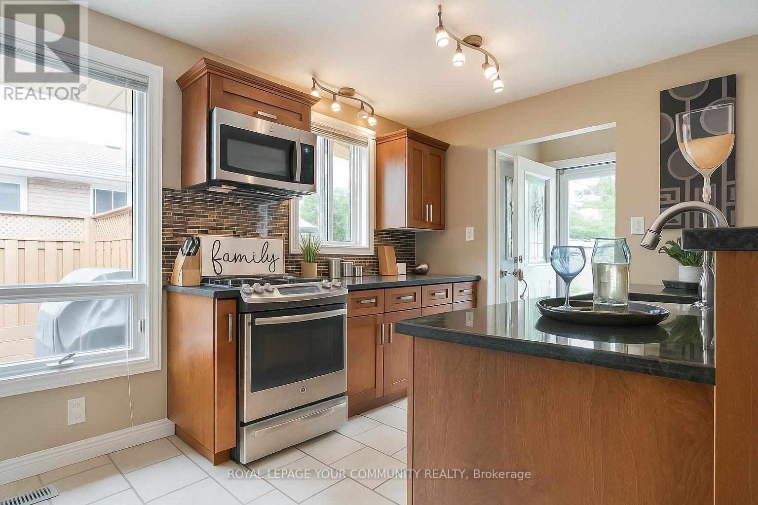 69 Branlyn Crescent, Brantford, Ontario  N3P 2A1 - Photo 3 - X12279872