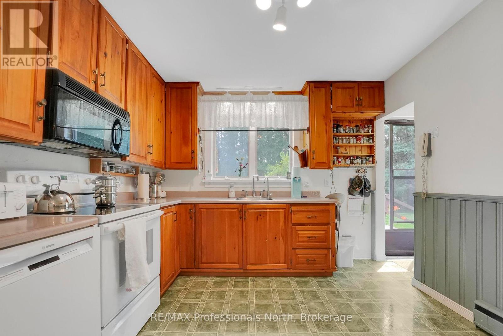 10 Stouffer Street, Minden Hills, Ontario  K0M 2K0 - Photo 16 - X12280086