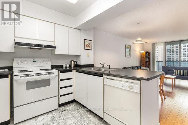 1108 - 750 Bay Street, Toronto, Ontario  M5G 1N6 - Photo 7 - C12091038
